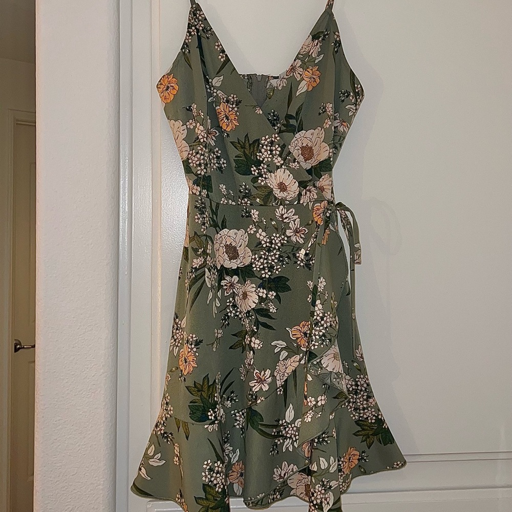Dress with tie detail